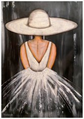 schwarze Leinwand, großer weißer Hut, Spitzenkleid, freie Schulter