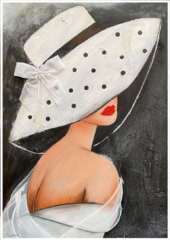 schwarze Leinwand, großer weißer Hut mit schwarzen Punkten, weißes Kleid, seitliche Ansicht und freie Schulter