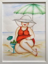 mollige Frau am Strand im roten Badeanzug unter grünem Schirm