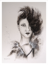 Frau mit seitlichem Blick und Haare seitlich gekämmt im Federnkleid